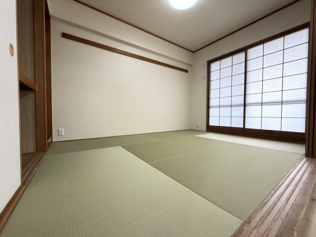 メゾン本山中町の和室|LDKに隣接した6帖の和室。襖を開けてLDKと一体的に使えば、より開放感のある広々とした空間としてお楽しみいただけます。