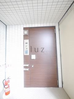 スタジオデン横濱吉野町ツーの玄関