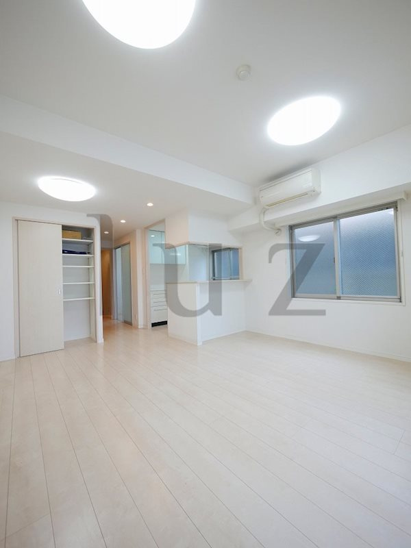 スタジオデン横濱吉野町ツーの居間・リビング|広々としたお部屋です！