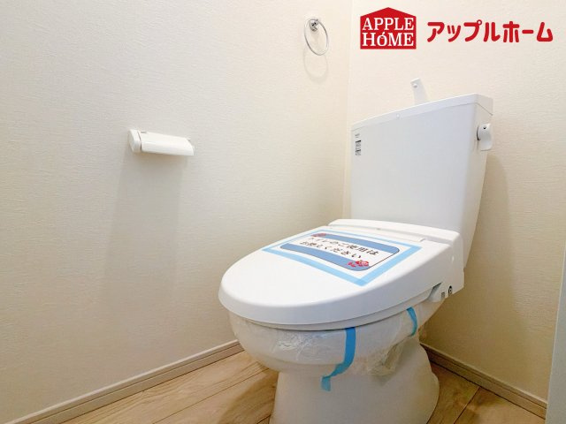 さいたま市 北区 東大成町1期のトイレ|白を基調とした清潔感のある明るい空間。温水洗浄便座付きで、毎日快適・清潔に使用できます。操作しやすい壁面リモコンを採用しています。