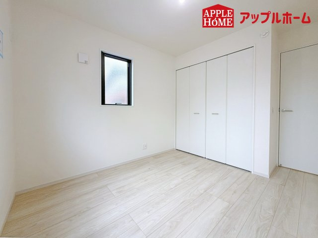 さいたま市 北区 東大成町1期の洋室|充分な広さの収納を備え、風通しも良く、大変居心地の良い採光良好な洋室は、快適空間。プライベートの時間もゆったりお寛ぎ頂けそうですね！