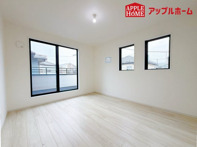 さいたま市 北区 東大成町1期の洋室|窓からの光の差し込みは生活を温かく包みます。