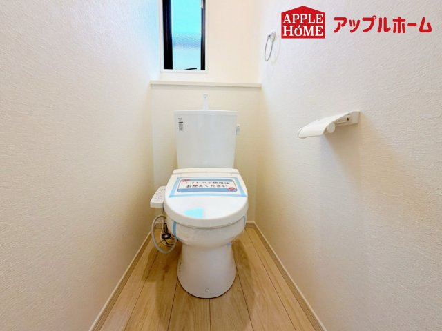 さいたま市 北区 東大成町1期のトイレ|温水洗浄器付き便座を標準装備してます♪窓付きで明るく、快適空間となっております。毎日使う場所だからこその配慮です。