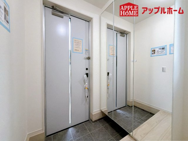 さいたま市 北区 東大成町1期の玄関|明るくて清潔感溢れる玄関。便利な姿見鏡＆下駄箱収納付きです♪散らかりがちな玄関もすっきりと片付きます。