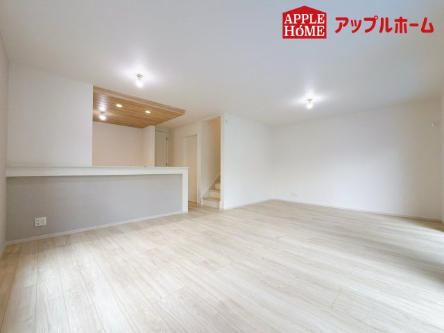 さいたま市 北区 東大成町1期の居間・リビング|人気の対面式キッチンで会話も弾みます！お食事の準備をしながらでもご家族とのコミュニケーションを楽しめますね♪