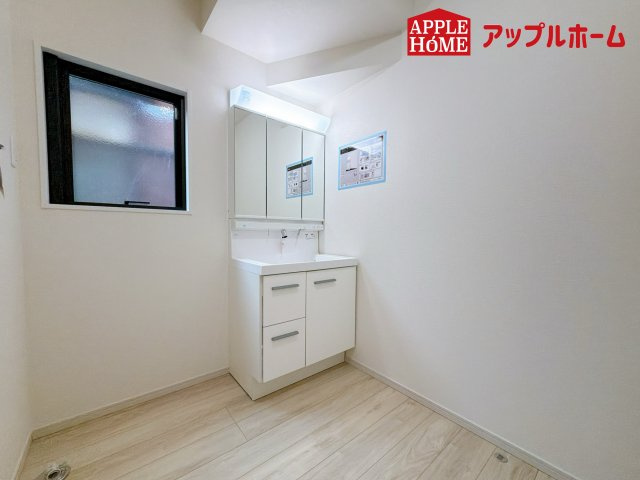 さいたま市 北区 東大成町1期の独立洗面台|三面鏡付きの洗面化粧台ですので、たっぷりと収納いただけます。白を基調とした清潔感のある快適空間です。毎日の身支度も気持ち良くお使い頂けます！！