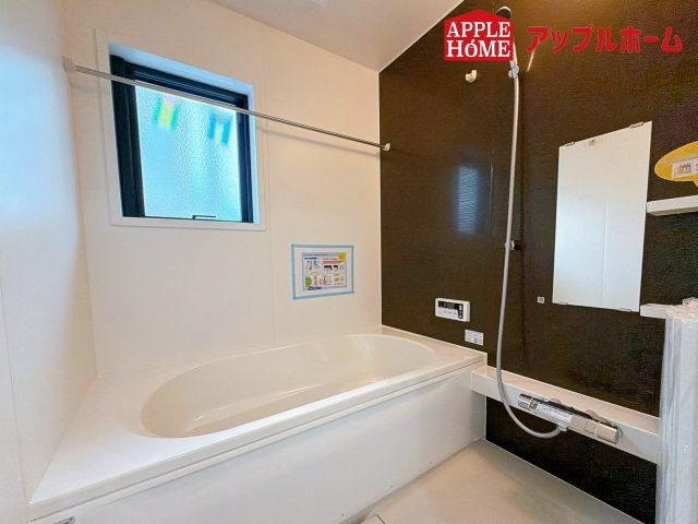 さいたま市 北区 東大成町1期の浴室|窓付きのバスルームは、採光もあり明るく気持ちの良い空間です。窓があることで、換気環境も良好。掃除もスムーズに出来ます