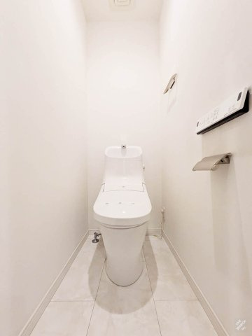 杉並区宮前2丁目戸建のトイレ|ゆったりとした空間のトイレです