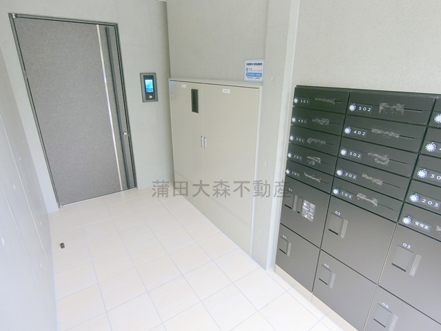 COCOCUBE武蔵新田のエントランス|防犯カメラTVモニター付オートロック宅配BOXメールBOX