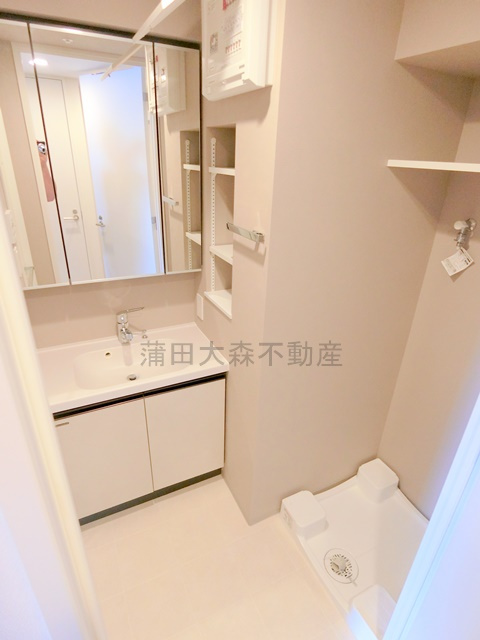 デュオフラッツ大森Eastの洗面所|洗面脱衣所　3面鏡の独立洗面台　洗濯機置き場