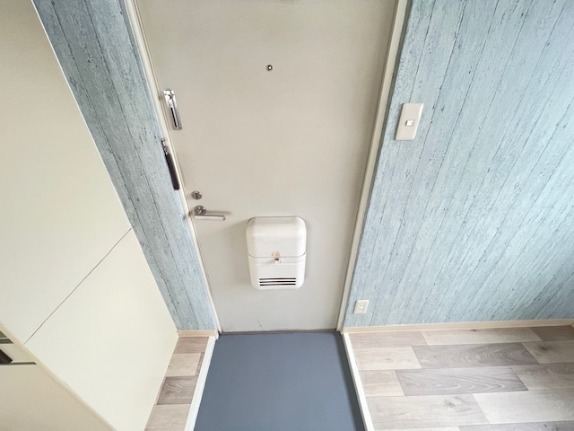 穂積ビルの玄関