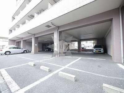 パルテール大久保の駐車場