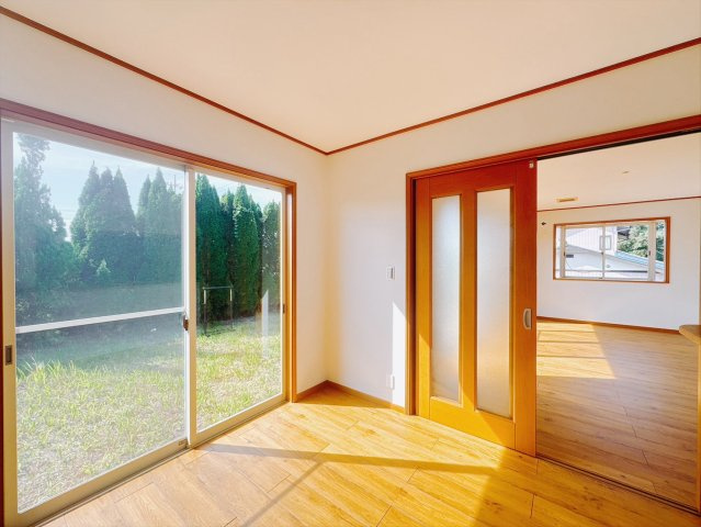 【中古戸建】前橋市上細井町の居間・リビング|■リビング｜家族でゆったりくつろげる、居心地の良いリビング♪賃貸と違って、テレビや音楽の音を気にしなくて良いことが嬉しいですね(*＾＾*)