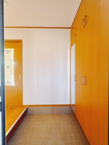 【中古戸建】前橋市上細井町の玄関|■玄関｜毎日の「いってらっしゃい」や「お帰りなさい」を大切なご家族と過ごす玄関は〈使いやすさ〉を追求しております。玄関横の物入は急な来客時でもさっとお片付けできるスペースを確保しています。