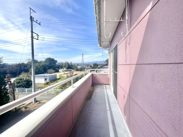 【中古戸建】前橋市上細井町のバルコニー|■バルコニー｜あたたかな陽のひかりを浴びることのできるバルコニー。お洗濯物やお布団を干せば、家族みんなが気持ちよく暮らすことができます(*^^*)