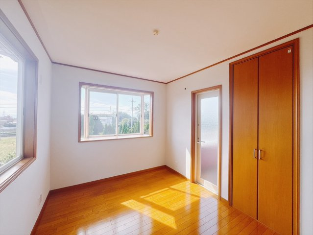 【中古戸建】前橋市上細井町の洋室|■洋室｜お子様の一人部屋にピッタリな洋室。木のぬくもりを感じるフローリングは、天然木の味わいが時とともに深みを増していきます。また、傷にも強く、フリーワックスでお手入れもラクラクです♪