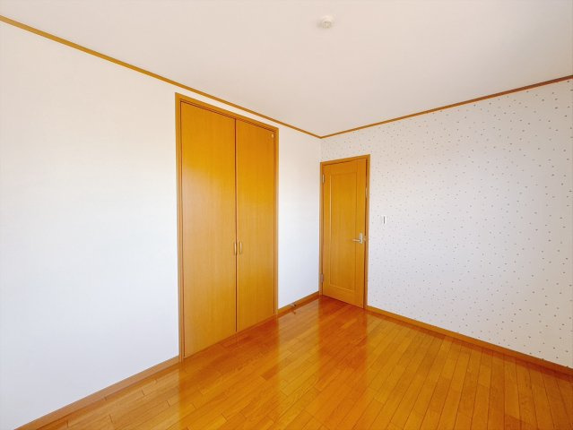 【中古戸建】前橋市上細井町の洋室|■2階洋室｜ナチュラルカラーの床です。模様替えなどとても楽しく工夫できます♪陽当たり、風通しもとても良いので毎日快適な生活スタートです！子供部屋にも良いですね♪