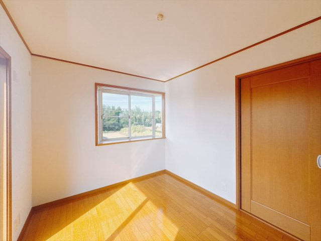 【中古戸建】前橋市上細井町のその他|■2階洋室｜2階洋室には大きな窓をご用意しています。日中はあたたかな日差し差し込み自分時間も充実できますね＾＾