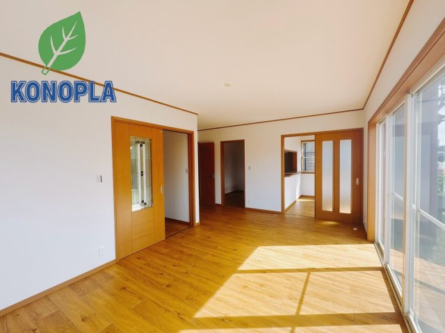 【中古戸建】前橋市上細井町の居間・リビング|■リビング｜窓から射し込む陽射しが縦横に広がり、あたたかな空間が形づくられています。ここはご家族の笑顔集まる憩いの空間です( ＾＾ )