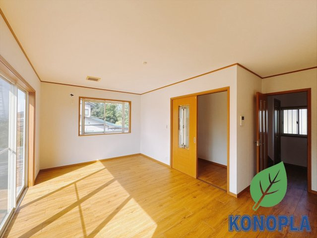 【中古戸建】前橋市上細井町の居間・リビング|■リビング｜時の流れと共に陽射しは装いを変え空間に新たな彩りを与えます。一日中家に居ても飽きることなく過ごすことができる素敵な空間です♪