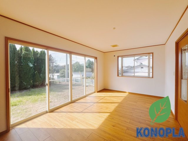 【中古戸建】前橋市上細井町の居間・リビング|■リビング｜陽当たり良好のリビングダイニング♪賃貸では叶わなかった、お友達とのホームパーティや大音量で映画やテレビを楽しむことができます(*^^*)