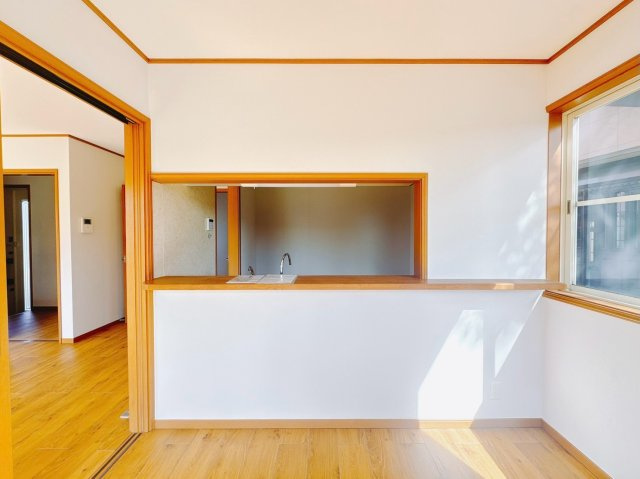 【中古戸建】前橋市上細井町のダイニング|■ダイニング｜ご家族のコミュニケーションを重視した対面キッチン。カウンターには小さなお花や植物などを配置すると、より気品あふれる空間へと変化します♪