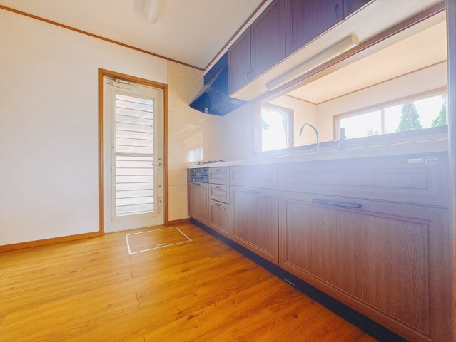 【中古戸建】前橋市上細井町のキッチン|■キッチン｜ワークトップの幅が広く、お子様といっしょにお料理をつくったり、ちょっとしたパーティーも楽しめます。フラットなのでお掃除がしやすいのもポイントです♪