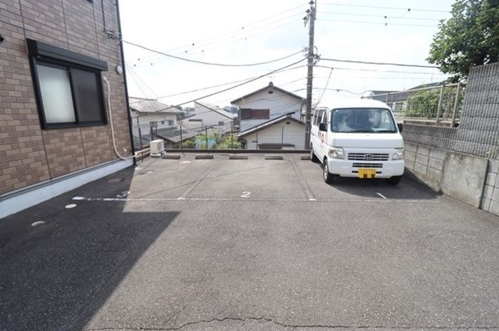 シャルマンコートの駐車場