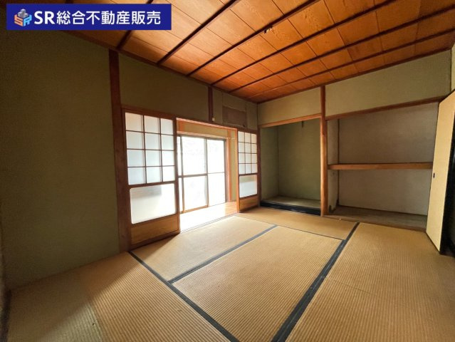 中石切町4丁目中古戸建の寝室|和室6帖。縁側で日向ぼっこもできるお部屋です！寝室にいかがでしょうか。