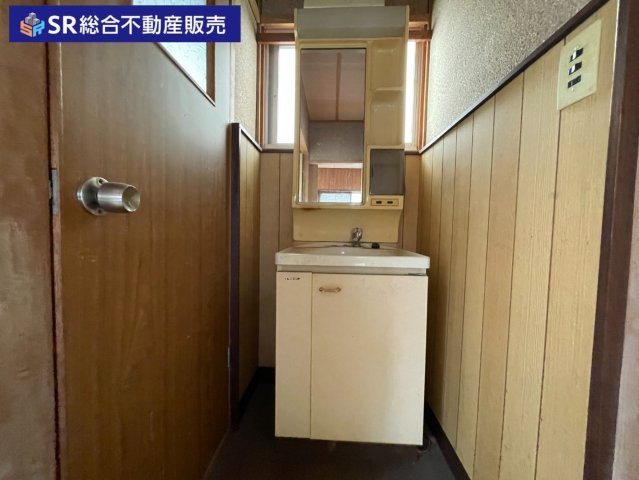中石切町4丁目中古戸建の独立洗面台|別棟洗面台。　弊社は中古戸建のご紹介、その後のリフォームのご提案、
賃貸物件のご紹介、すべてご対応可能です。
お客様にあったプランをご提案致します。
まずはお問合せ下さいませ。