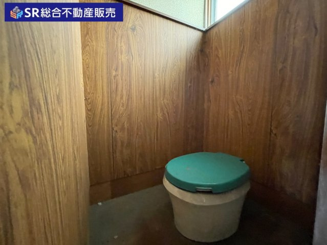 中石切町4丁目中古戸建のトイレ|別棟トイレ。　温水洗浄便座付きトイレに新調もご相談ください！