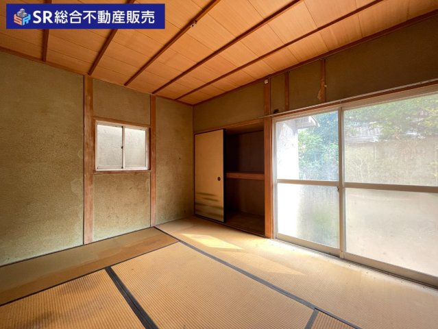 中石切町4丁目中古戸建の寝室|別棟和室4.5帖。庭に面した明るいお部屋です！収納もあります。