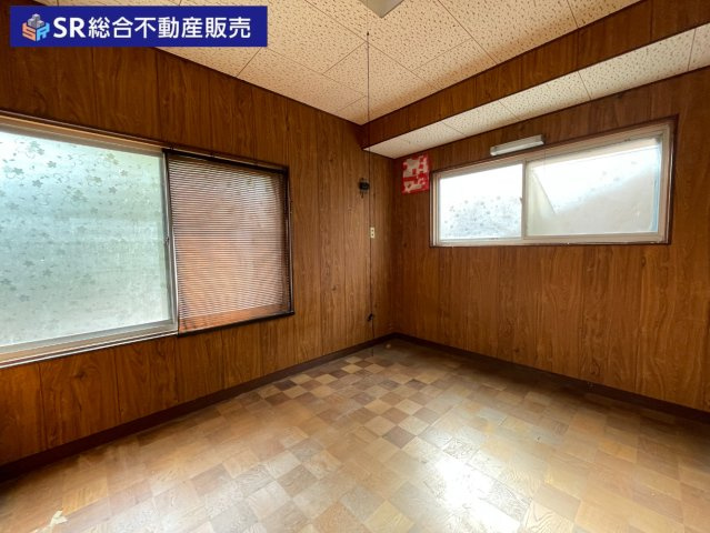 中石切町4丁目中古戸建の洋室|別棟洋室。2面採光の明るいお部屋です！書斎・子供部屋にいかがでしょうか。
