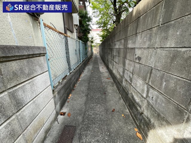 中石切町4丁目中古戸建の玄関|門扉から1歩足を踏み入れるとプライベート空間が広がります♪