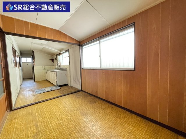 中石切町4丁目中古戸建のキッチン|ご家族で食卓を囲める広さはあります！日中は電気なしでもこの明るさです！