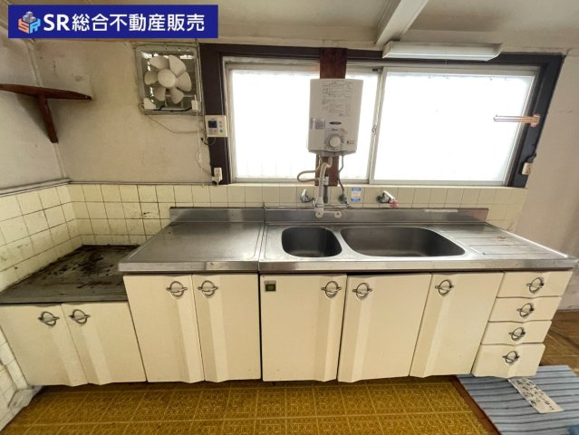 中石切町4丁目中古戸建のキッチン|このままでも2シンクで使いやすいですが、システムキッチンに入替もご相談ください！