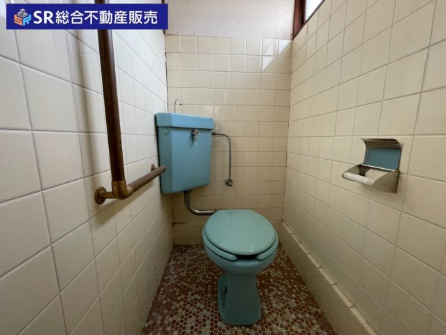 中石切町4丁目中古戸建のトイレ|温水洗浄便座付きトイレに新調すると快適になります！