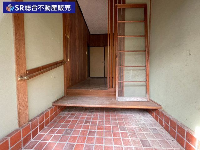 中石切町4丁目中古戸建の玄関|玄関は広めで使いやすく、ドアは引き戸で開け閉めが安全です！