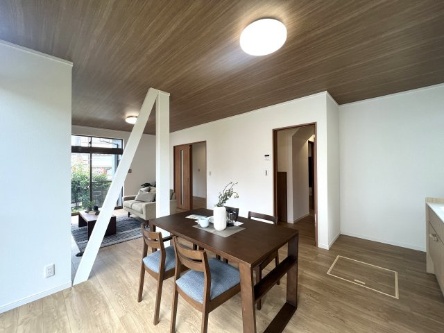 希少な５ＬＤＫのゆとりある間取り◎住めちゃうくらい広い屋根裏収納もついてます♪学校や公園も近く、子育て環境としてもＧＯＯＤ☆な『都筑区牛久保東２丁目』リフォーム戸建の居間・リビング|おしゃれなリビングです