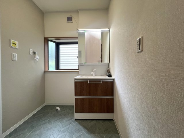 希少な５ＬＤＫのゆとりある間取り◎住めちゃうくらい広い屋根裏収納もついてます♪学校や公園も近く、子育て環境としてもＧＯＯＤ☆な『都筑区牛久保東２丁目』リフォーム戸建の独立洗面台|独立洗面台あり、毎朝おしゃれに忙しい女性の方におすすめです
