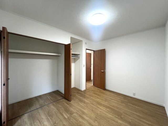 希少な５ＬＤＫのゆとりある間取り◎住めちゃうくらい広い屋根裏収納もついてます♪学校や公園も近く、子育て環境としてもＧＯＯＤ☆な『都筑区牛久保東２丁目』リフォーム戸建の洋室|きれいな洋室です