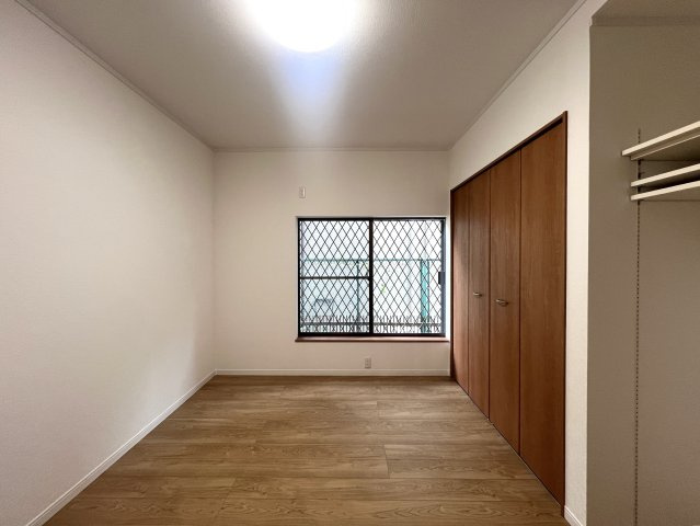 希少な５ＬＤＫのゆとりある間取り◎住めちゃうくらい広い屋根裏収納もついてます♪学校や公園も近く、子育て環境としてもＧＯＯＤ☆な『都筑区牛久保東２丁目』リフォーム戸建の洋室|個人の部屋や寝室として使える洋室です