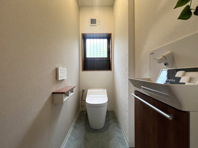 希少な５ＬＤＫのゆとりある間取り◎住めちゃうくらい広い屋根裏収納もついてます♪学校や公園も近く、子育て環境としてもＧＯＯＤ☆な『都筑区牛久保東２丁目』リフォーム戸建のトイレ|トイレです