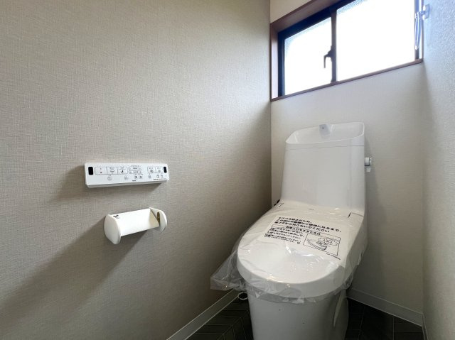 希少な５ＬＤＫのゆとりある間取り◎住めちゃうくらい広い屋根裏収納もついてます♪学校や公園も近く、子育て環境としてもＧＯＯＤ☆な『都筑区牛久保東２丁目』リフォーム戸建のトイレ|トイレもきれいです