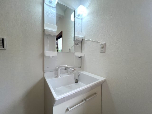 希少な５ＬＤＫのゆとりある間取り◎住めちゃうくらい広い屋根裏収納もついてます♪学校や公園も近く、子育て環境としてもＧＯＯＤ☆な『都筑区牛久保東２丁目』リフォーム戸建の独立洗面台|独立洗面化粧台付き