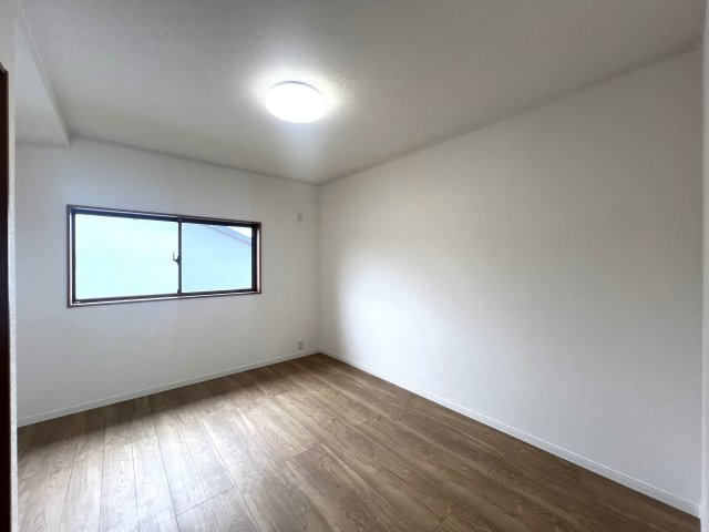 希少な５ＬＤＫのゆとりある間取り◎住めちゃうくらい広い屋根裏収納もついてます♪学校や公園も近く、子育て環境としてもＧＯＯＤ☆な『都筑区牛久保東２丁目』リフォーム戸建の洋室|個人の部屋や寝室として使える洋室です