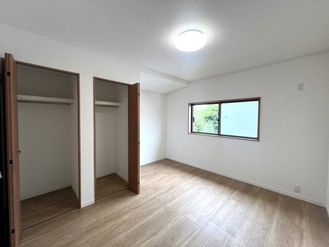 希少な５ＬＤＫのゆとりある間取り◎住めちゃうくらい広い屋根裏収納もついてます♪学校や公園も近く、子育て環境としてもＧＯＯＤ☆な『都筑区牛久保東２丁目』リフォーム戸建の洋室|明るい洋室です