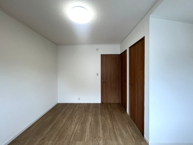 希少な５ＬＤＫのゆとりある間取り◎住めちゃうくらい広い屋根裏収納もついてます♪学校や公園も近く、子育て環境としてもＧＯＯＤ☆な『都筑区牛久保東２丁目』リフォーム戸建の洋室|使い勝手のいい洋室です