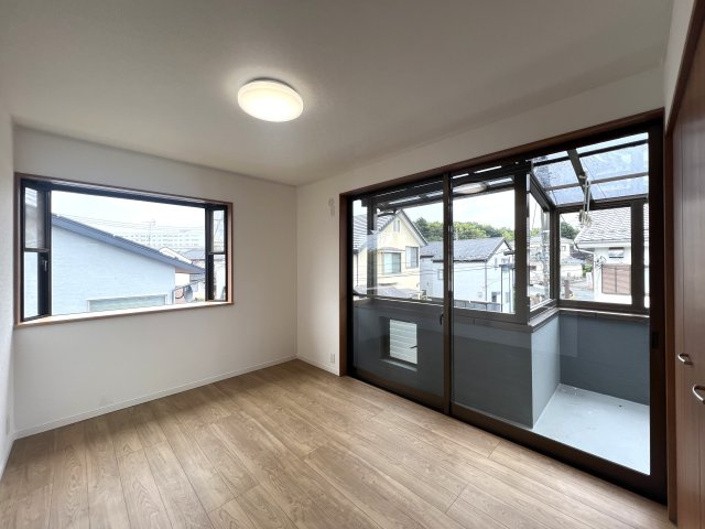 希少な５ＬＤＫのゆとりある間取り◎住めちゃうくらい広い屋根裏収納もついてます♪学校や公園も近く、子育て環境としてもＧＯＯＤ☆な『都筑区牛久保東２丁目』リフォーム戸建の洋室|使い勝手のいい洋室です