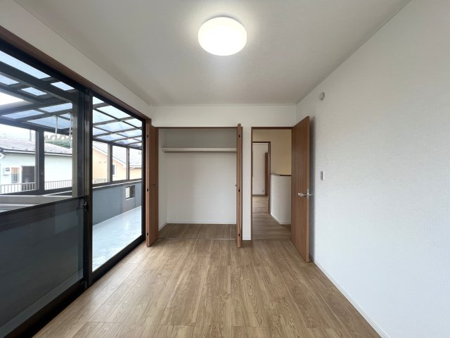 希少な５ＬＤＫのゆとりある間取り◎住めちゃうくらい広い屋根裏収納もついてます♪学校や公園も近く、子育て環境としてもＧＯＯＤ☆な『都筑区牛久保東２丁目』リフォーム戸建の洋室|広々とした洋室です